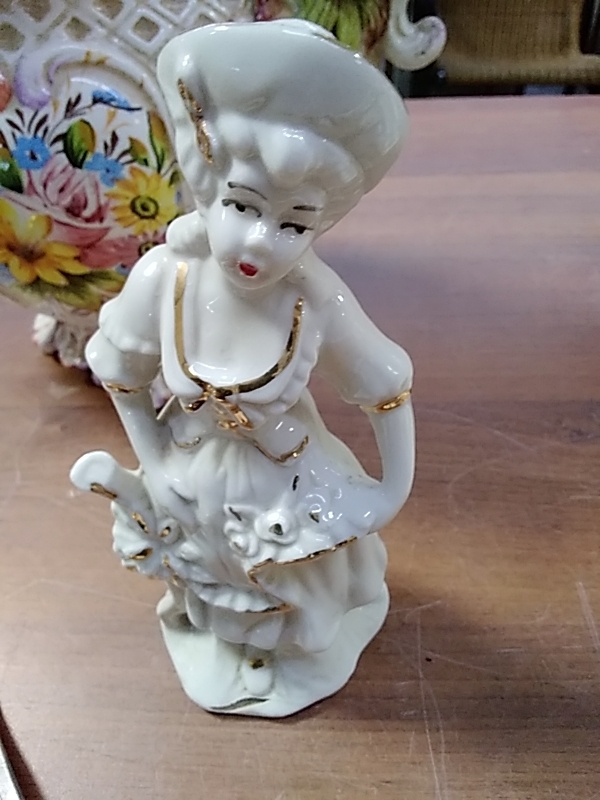 STATUETTE 
