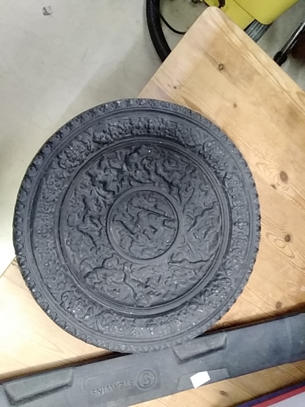 PLAQUE EN FONTE RONDE 