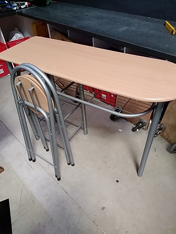 TABLE HAUTE D’APPOINT AVEC 2 TABOURETS