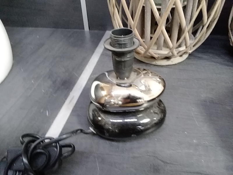 LAMPE GALETS NOIRE PM DANS L’ÉTAT 