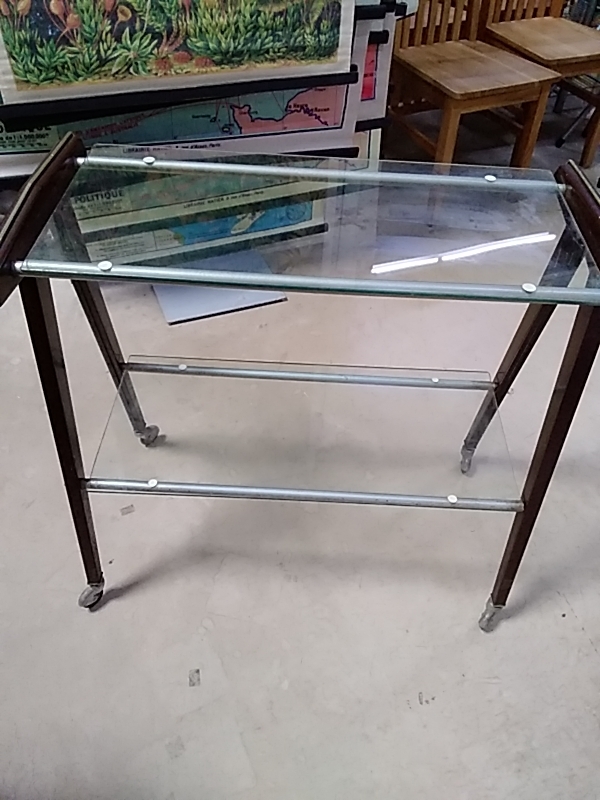 TABLE VERRE SUR ROULETTES 