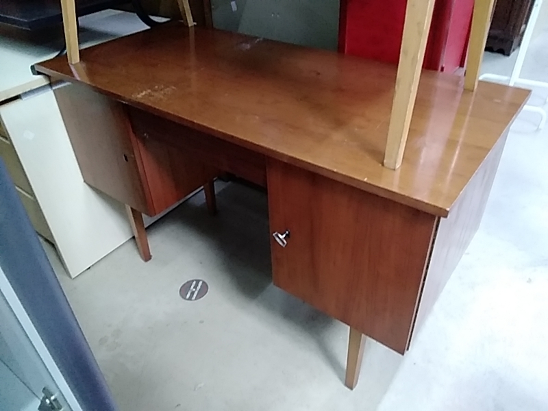 BUREAU VINTAGE 2  PORTES 1 TIROIR DANS L’ETAT 