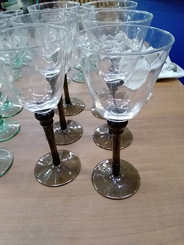 LOT DE 6 VERRES À VIN PIED NOIR