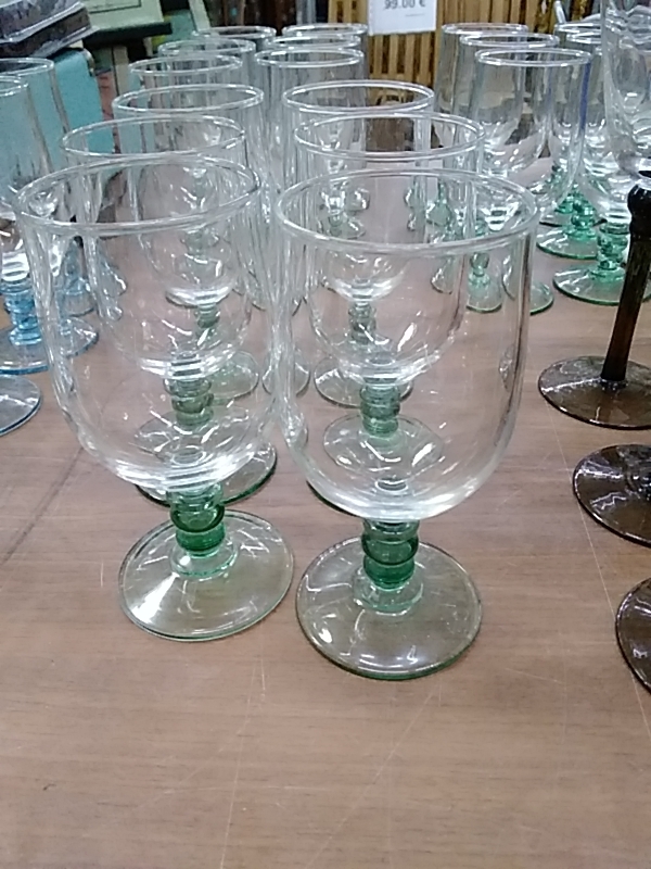 LOT DE 6 VERRES À VIN PIED VERT