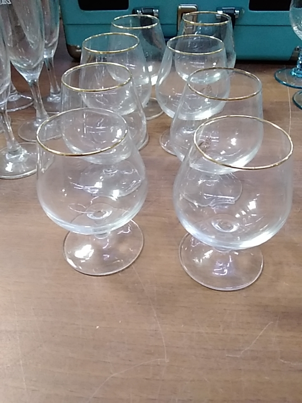 LOT DE 8 VERRES À DIGESTIF 