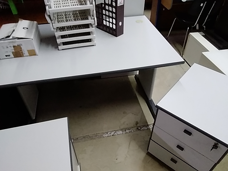 ENSEMBLE BUREAU GRIS CLAIR AVEC PETIT MEUBLE 3 TIROIRS