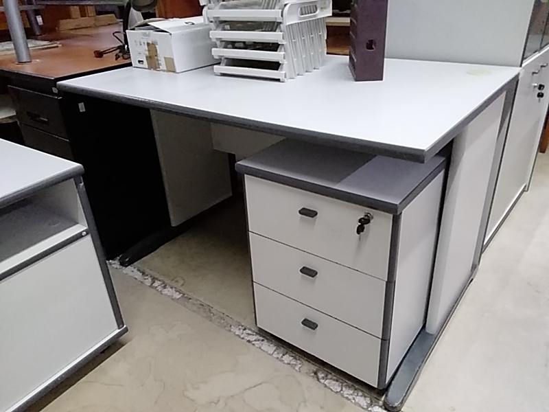 ENSEMBLE BUREAU GRIS CLAIR AVEC PETIT MEUBLE 3 TIROIRS