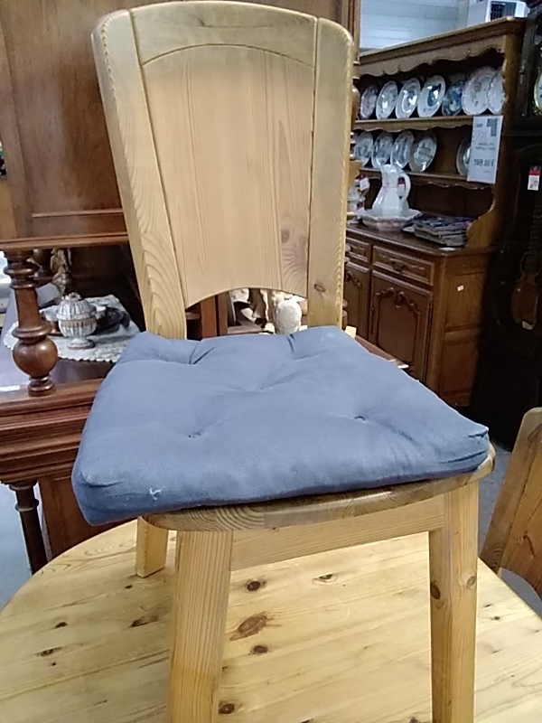 LOT DE 8 CHAISES PIN MASSIF 