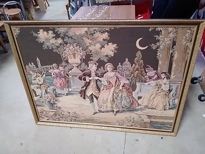 TAPISSERIE AVEC CADRE DORÉ  143 X 107 CM