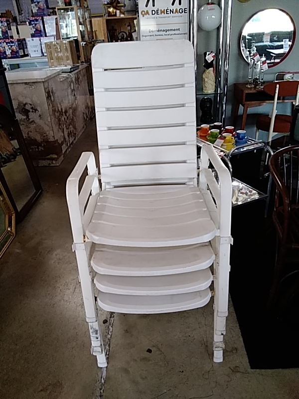 CHAISE METAL PVC BLANC DANS L’ETAT 