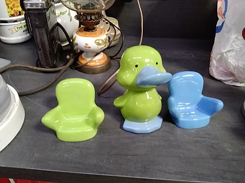 ENSEMBLE CANARD ET 2 FAUTEUILS 