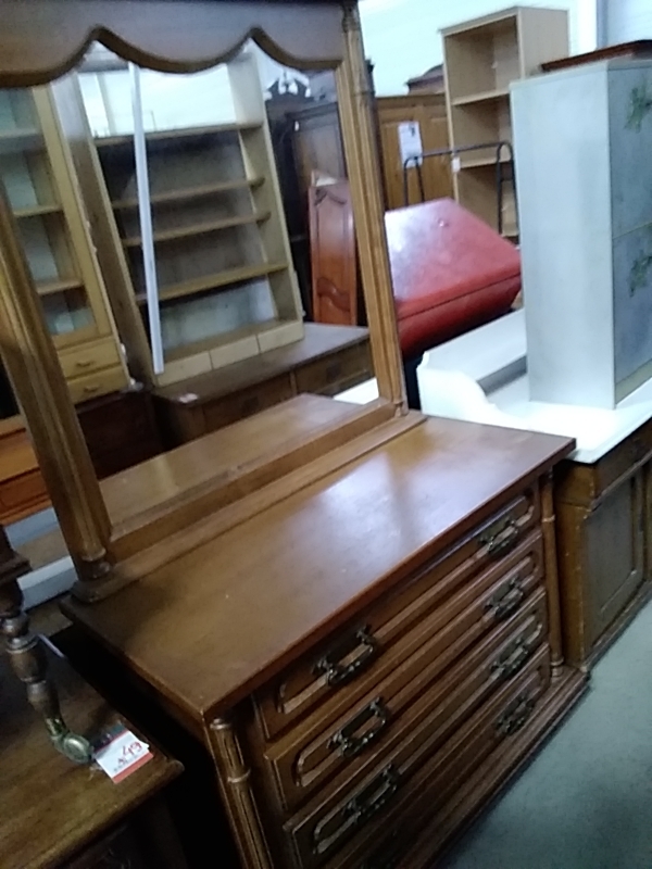 COMMODE 4 TIROIRS AVEC VITRINE 