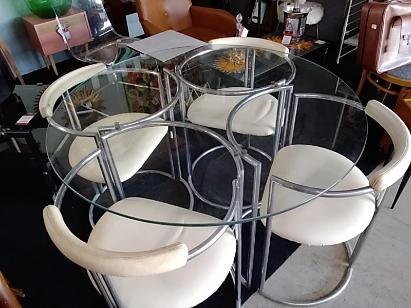 TABLE RONDE EN VERRE ANNÉES 70 AVEC 4 CHAISES SIMILI CUIR