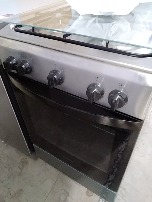GAZINIÈRE AVEC FOUR INDESIT DANS L’ETAT 