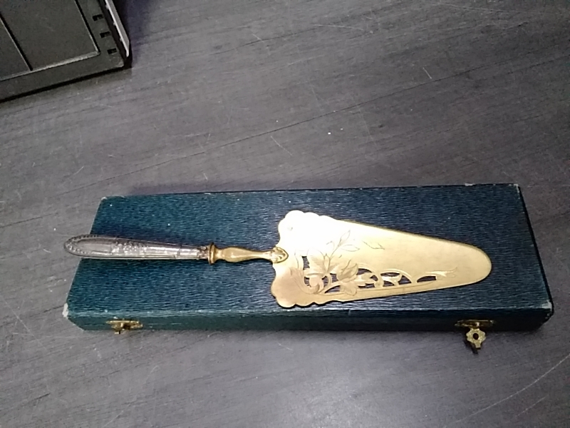 PELLE À GÂTEAU ANCIENNE DORÉE 