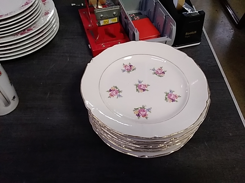 LOT DE 12 ASSIETTES BLANCHE ROSE 