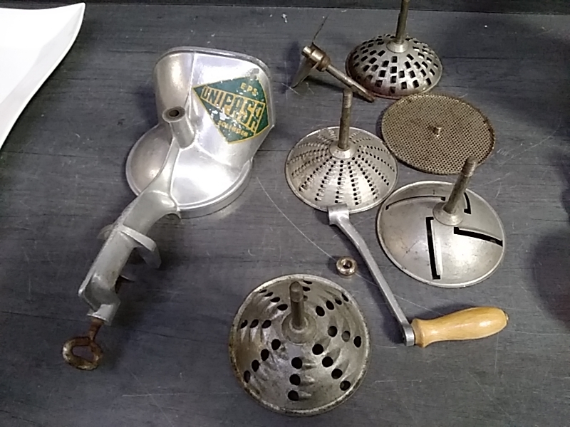 HACHOIR MANUEL UNIPASA ANCIEN AVEC 6 COUTEAUX ET ACCESSOIRES 