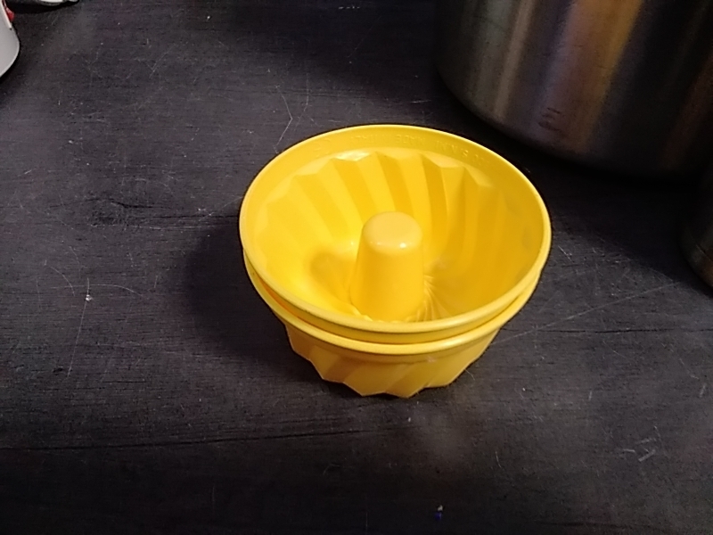 LOT DE 2 MOULES PVC JAUNE 