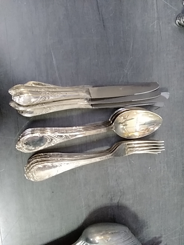 MÉNAGÈRE ARGENTÉE 18 PIÈCES 