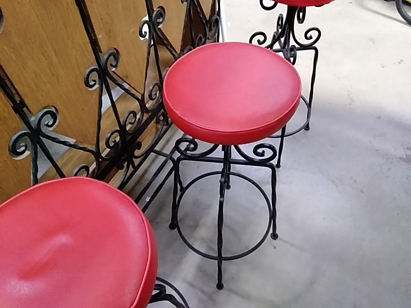 BAR FER FORGÉ ANNÉES 60 AVEC 3 TABOURETS ROUGE 