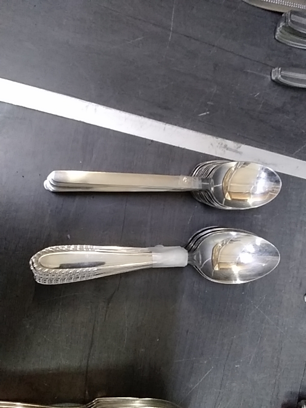 LOT DE 12 CUILLÈRES INOX