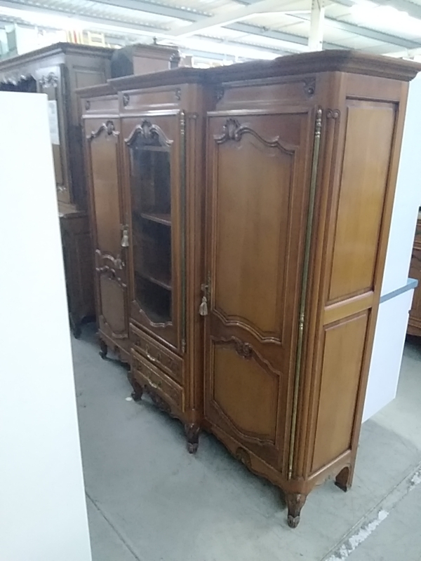 VITRINE 3 PORTES 2 TIROIRS MERISIER 