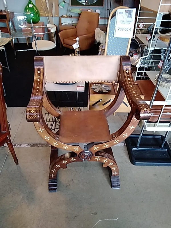 TRÔNE ANCIEN SIÈGE CUIR 