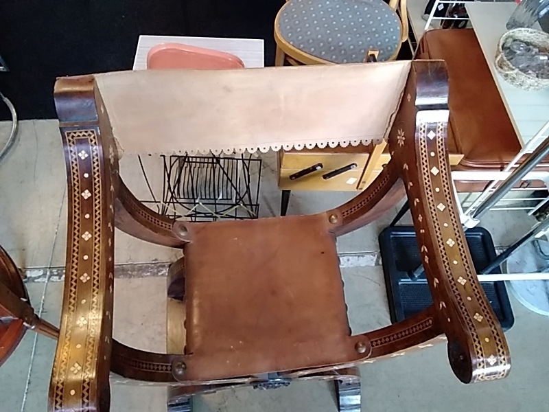 TRÔNE ANCIEN SIÈGE CUIR 