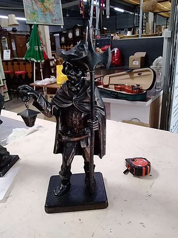STATUETTE HT 37 CM   HOMME LANTERNE