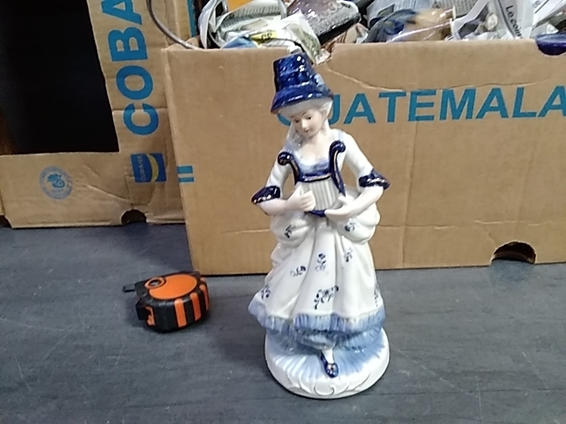 STATUETTE FEMME HT 24 CM