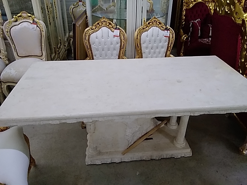 TABLE PIERRE