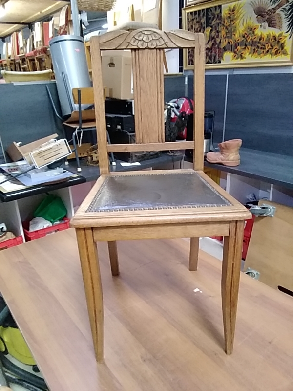 CHAISE ANCIENNE CUIR DANS L’ETAT 