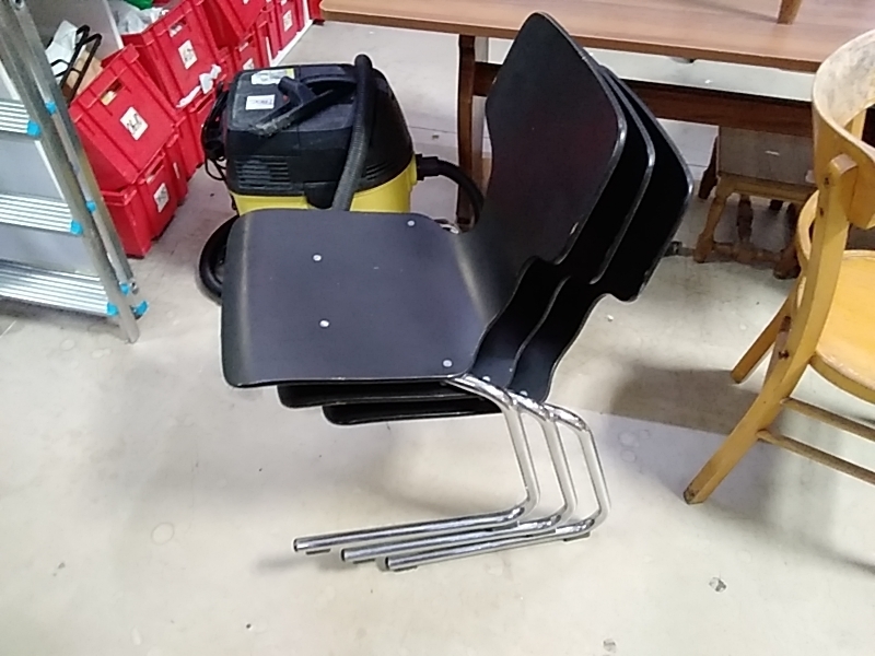 LOT DE 3 CHAISES EMPILABLES