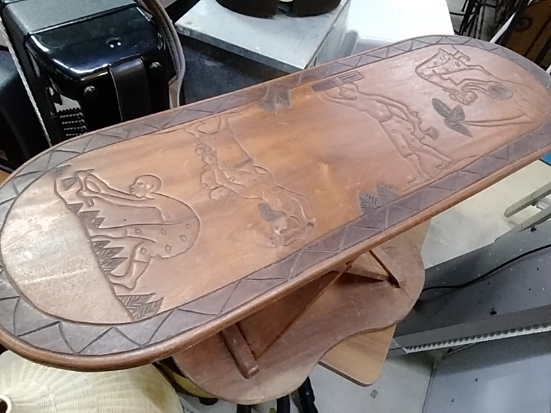 TABLE BASSE BOIS SCULPTÉE