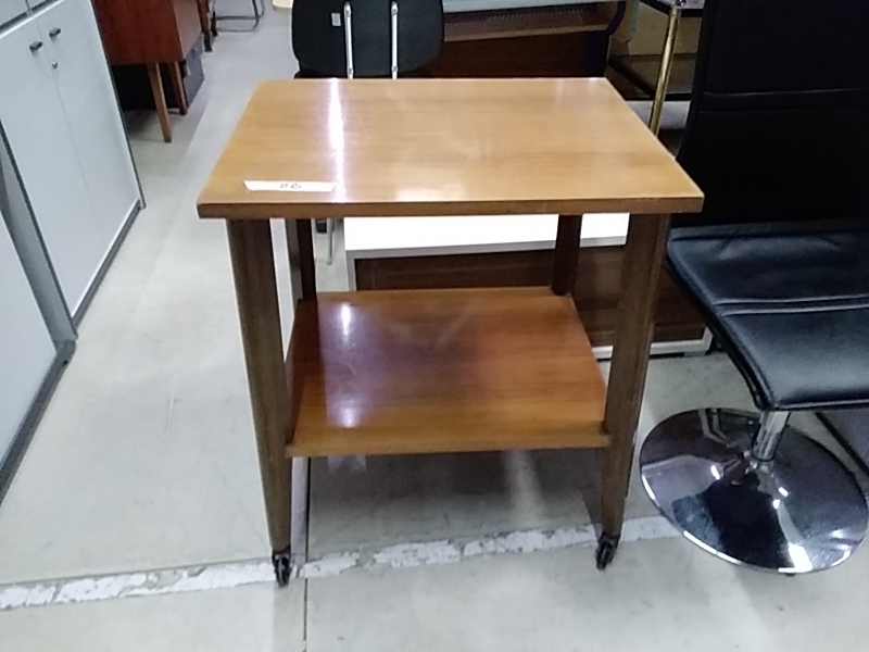 TABLE SUR ROULETTES BOIS ANCIENNE 