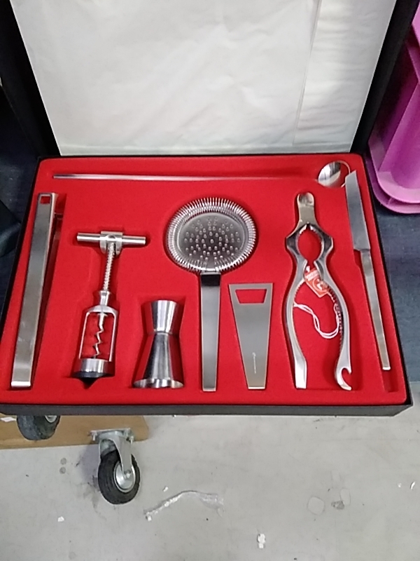 SET A COCKTAIL 