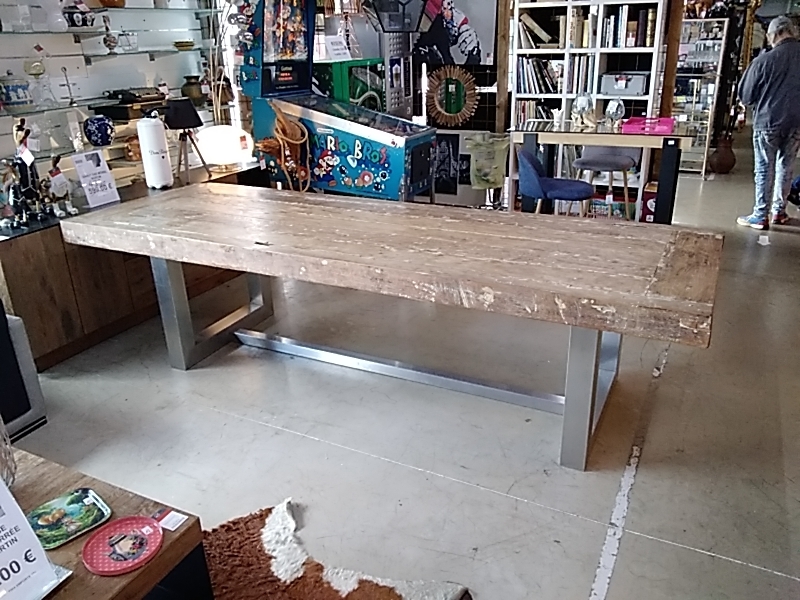 TABLE ARTISANALE TYPE INDUSTRIELLE FAIT AVEC DU BOIS VENANT D’UN BATEAU ÉPAISSEUR 11,5CM