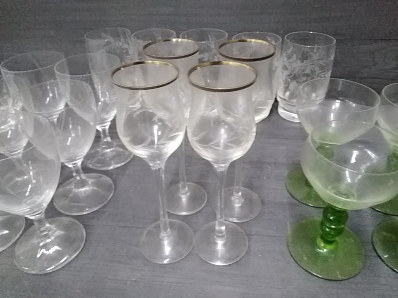 LOT DE 4 VERRES DIGESTIF SUR PIED