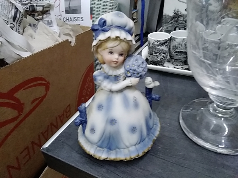 STATUETTE FEMME MUSICALE 
