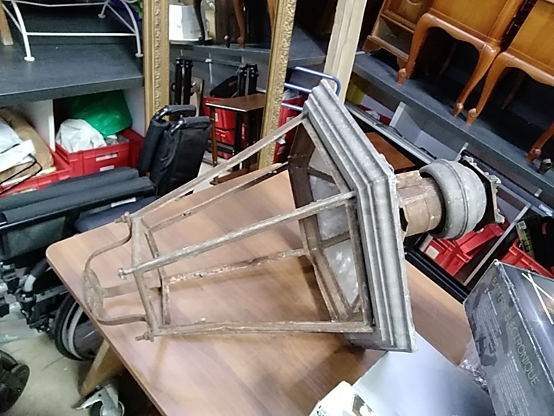 LAMPADAIRE GRAND MODELE ANCIEN DANS L’ETAT 