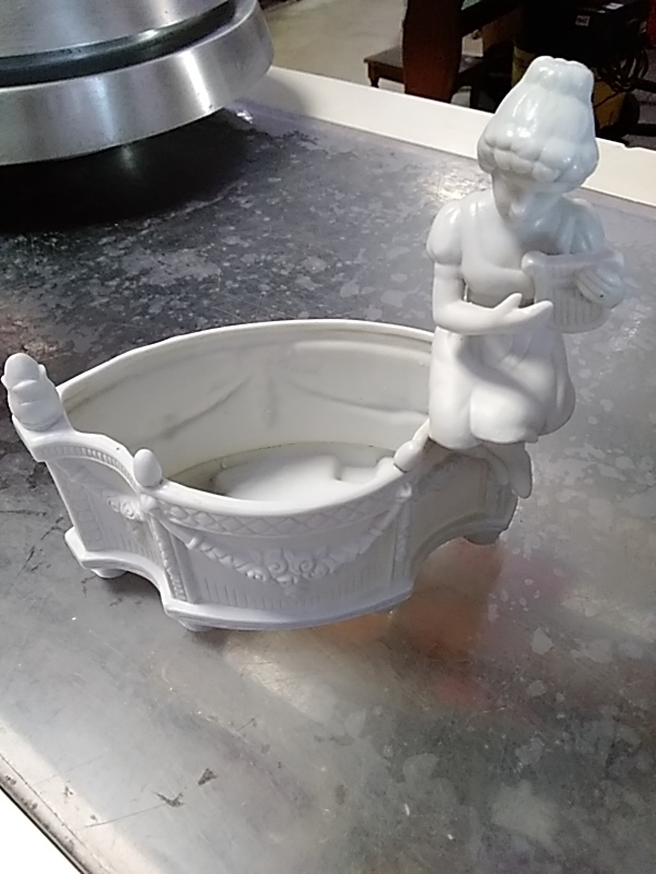 CACHE POT EN BISCUIT DE PORCELAINE ANCIEN 