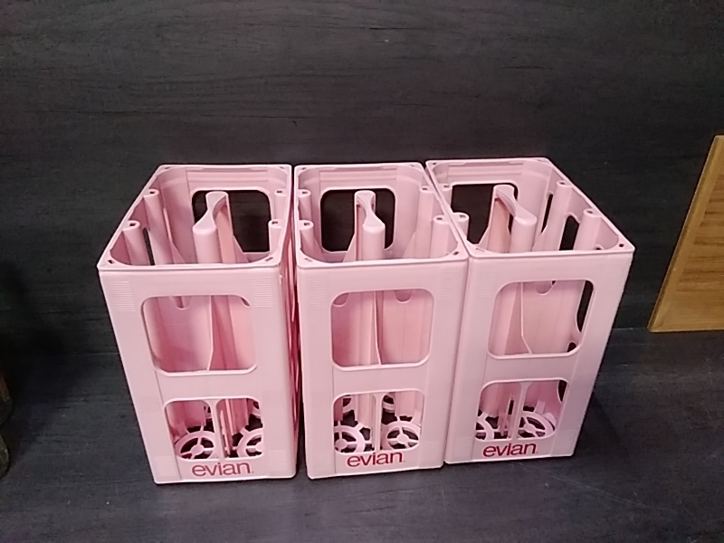 CAISSE BOUTEILLE EVIAN