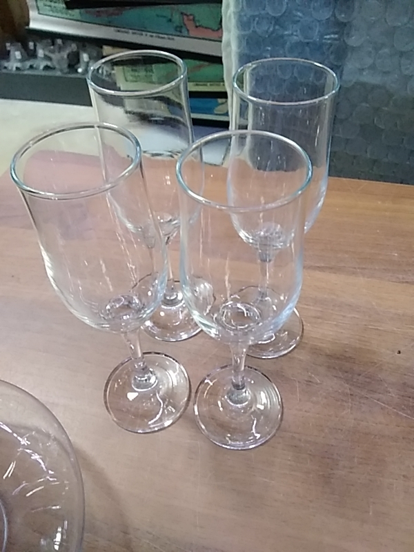 LOT DE 4 FLUTES À CHAMPAGNE 