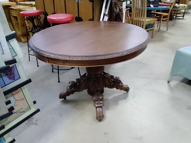 TABLE RONDE SCULPTÉE DANS L’ETAT 