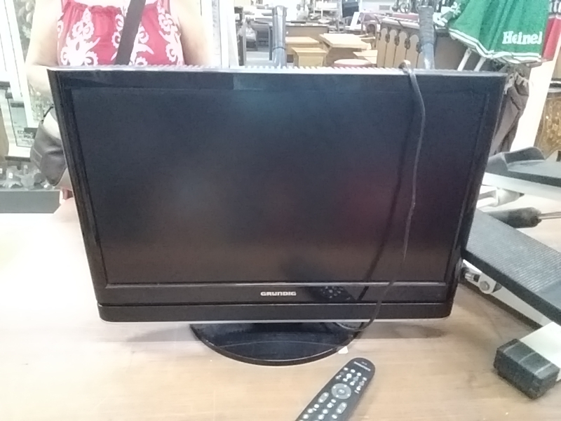 TÉLÉ PETIT MODÈLE GRUNDIG AVEC TÉLÉCOMMANDE 