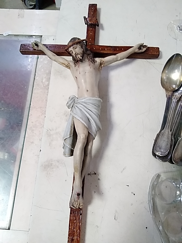 CRUCIFIX BOIS SCULPTÉ 
