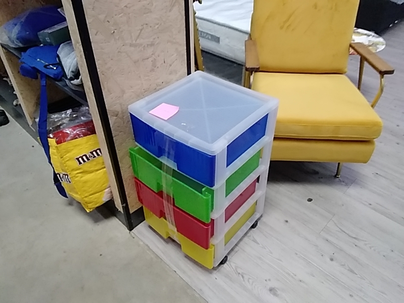 ENSEMBLE 4 BOITES PVC SUR ROULETTES 