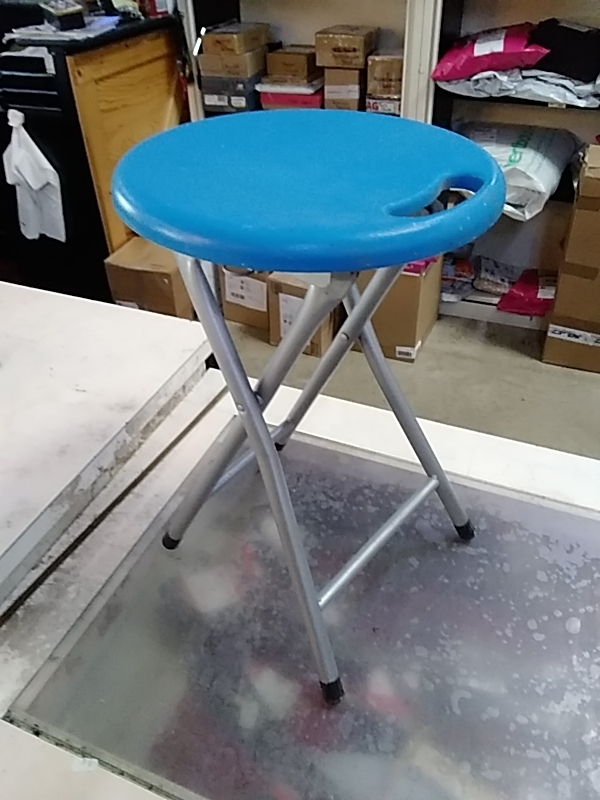 TABOURET BLEU PLIABLE 
