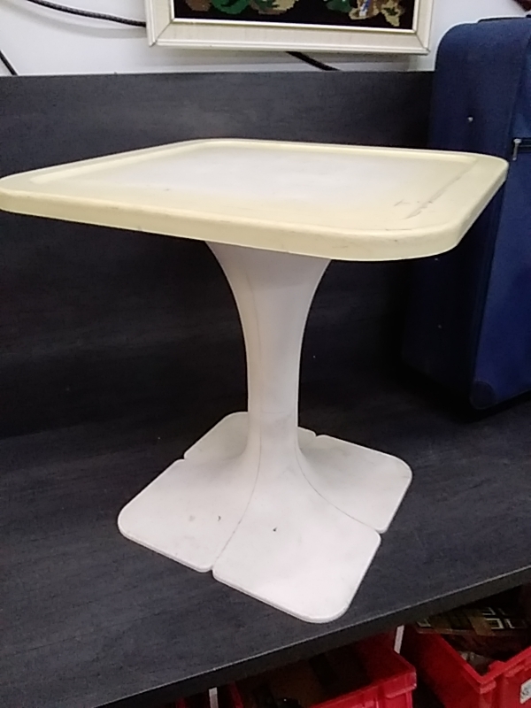 TABLE BASSE PVC BLANC DANS 