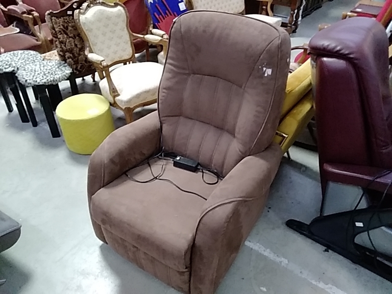 FAUTEUIL ÉLECTRIQUE BRUN DANS L’ETAT 